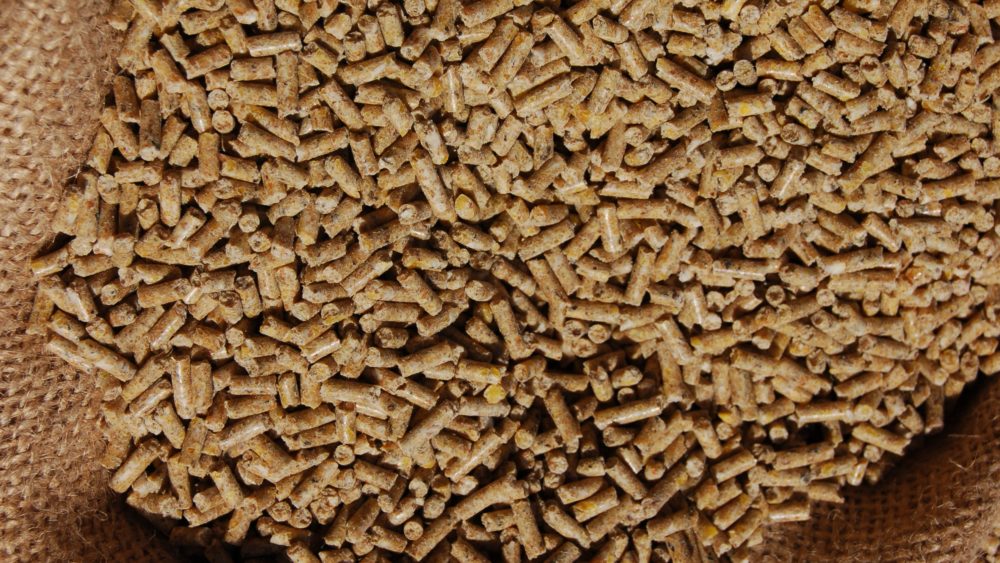 Granulés d’aliment d’entretien éco pour gibier d’eau dans un sac en toile de jute