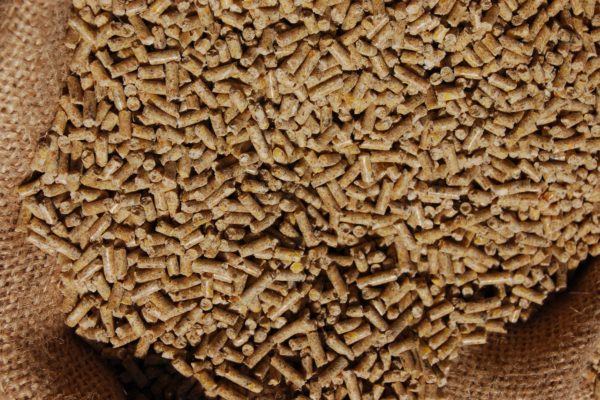 Granulés d’aliment d’entretien éco pour gibier d’eau dans un sac en toile de jute